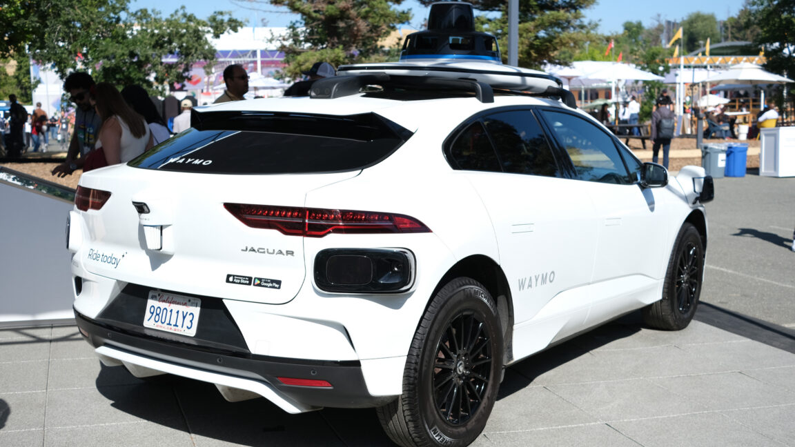 Waymoがゲニー3と協力して自動運転向けワールドモデルを構築