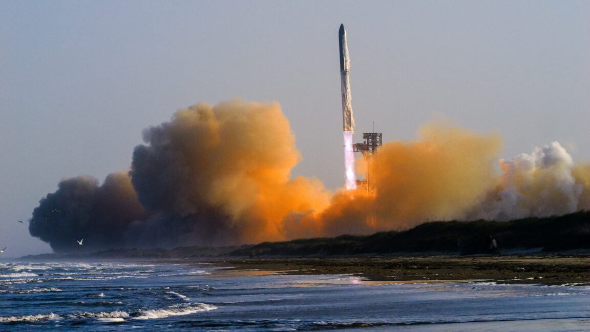 SpaceXがxAIを買収、史上最大の衛星コンステレーションを打ち上げAIを強化へ