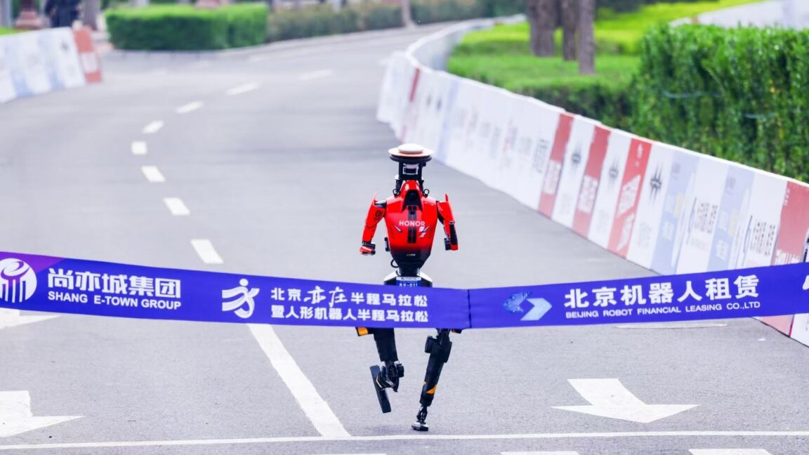 ロボットが人類を軽々と打ち負かし、ハーフマラソンで新記録を樹立