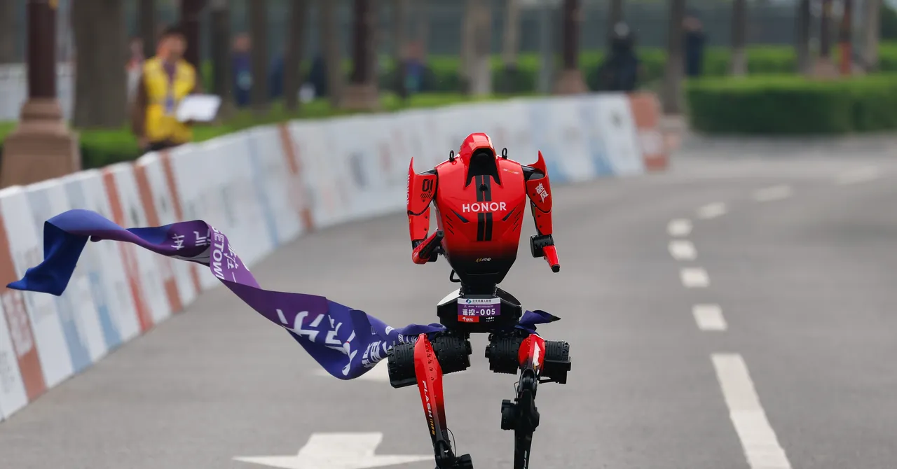 中国のヒューマノイドロボットがハーフマラソンの世界記録を更新