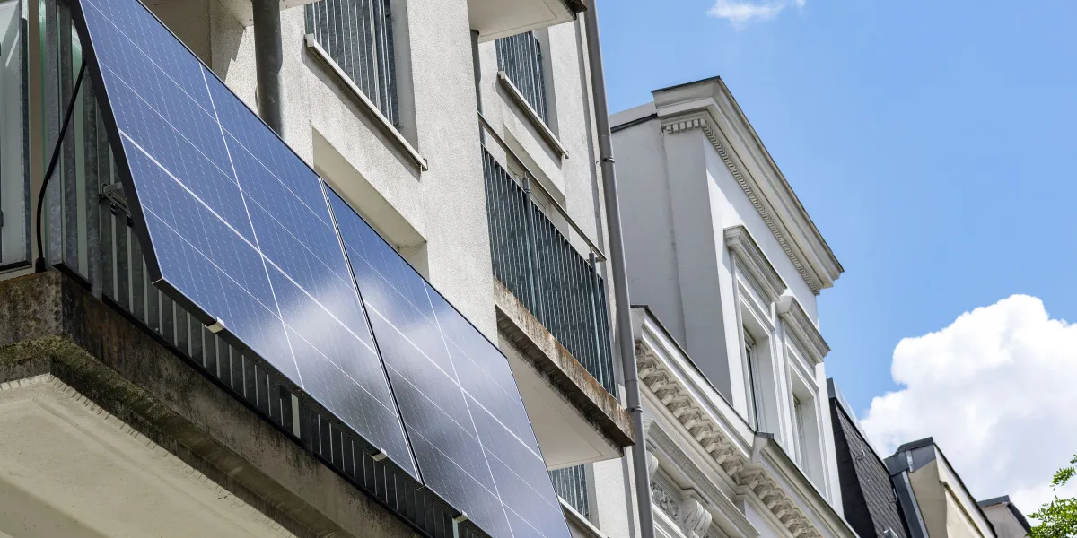 ベランダ太陽光が米国で熱を帯びる：プラグを挿すだけで使え、CO2削減と電気代節約を実現