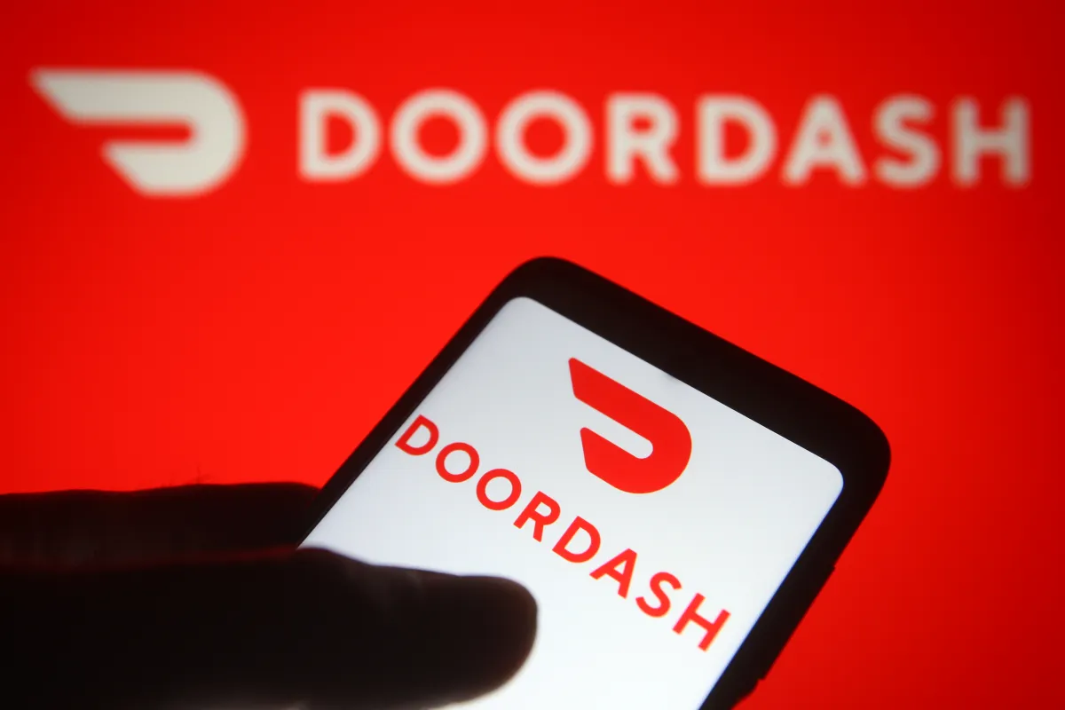 DoorDash、Tasksアプリをリリース：配達員が動画アップロードでAI訓練に貢献し収益化可能に