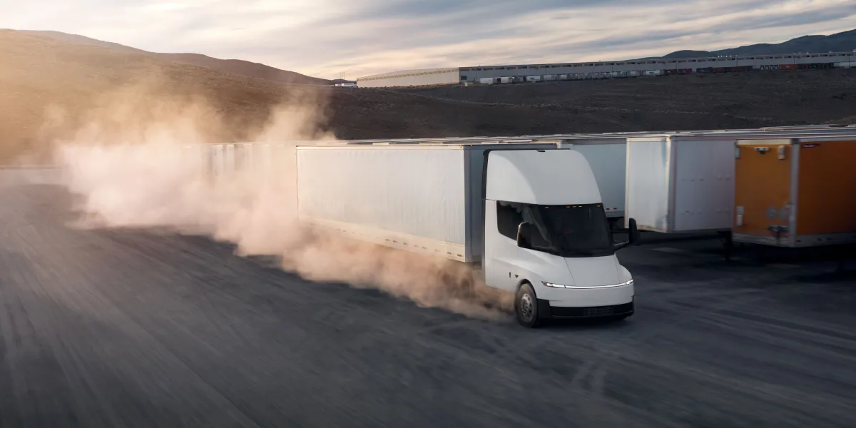 Tesla Semi が正式に量産開始：電動トラック分野に真の変革者が登場するか？
