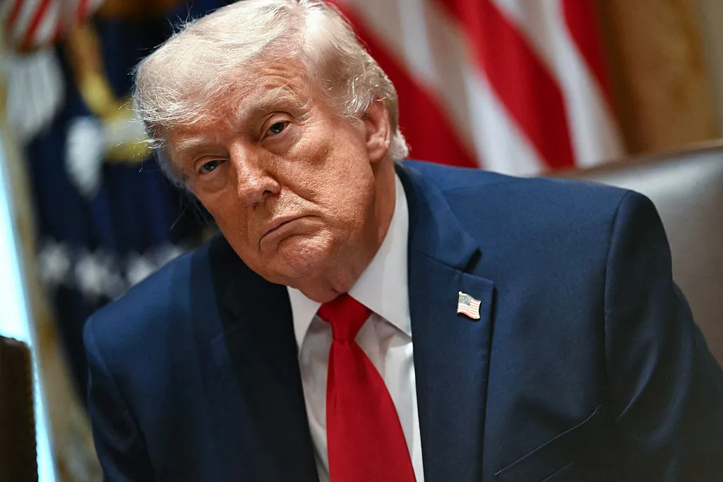 トランプ氏が縮小版AI大統領令に署名：業界の反対を受け自主審査に変更