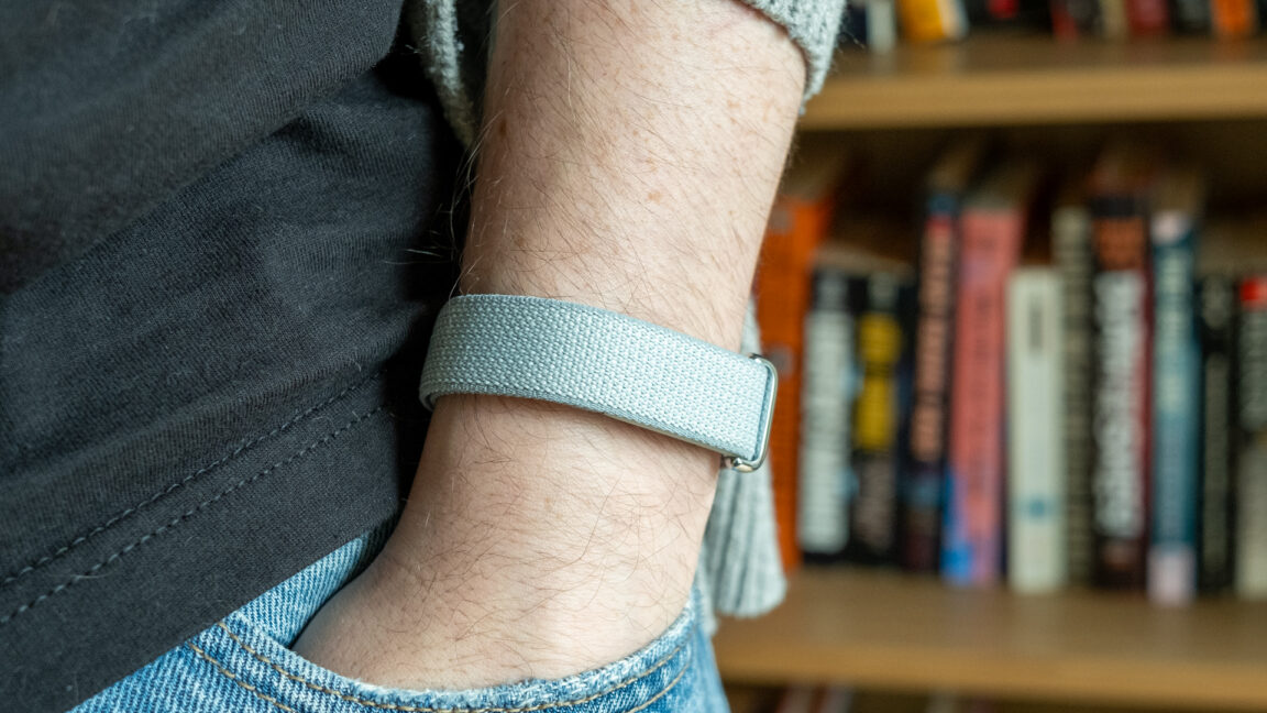 Fitbit Air スマートバンド：おしゃべりなAIコーチに足を引っ張られる優れたデバイス