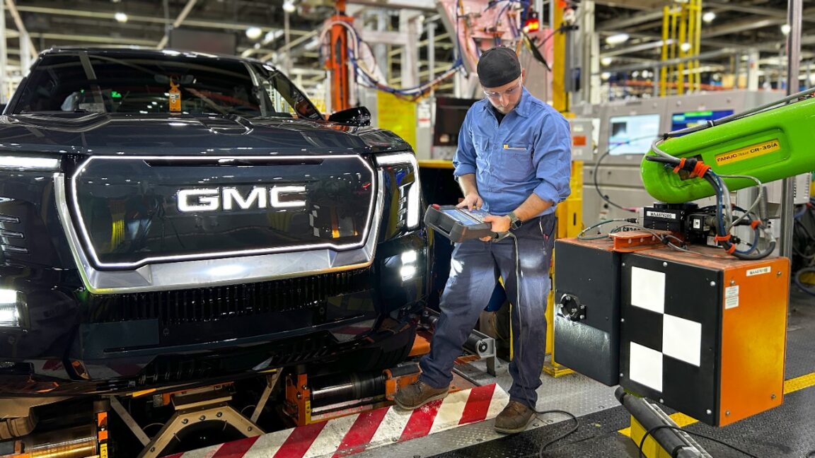 GMの旗艦EV工場にロボット導入——1300人解雇からわずか数週間後