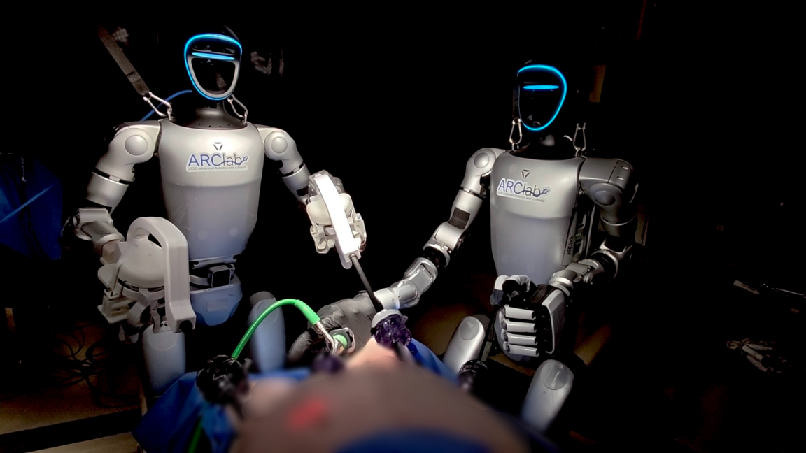 外科医がヒューマノイドロボットを操作し、世界初の生きた豚への手術を実施