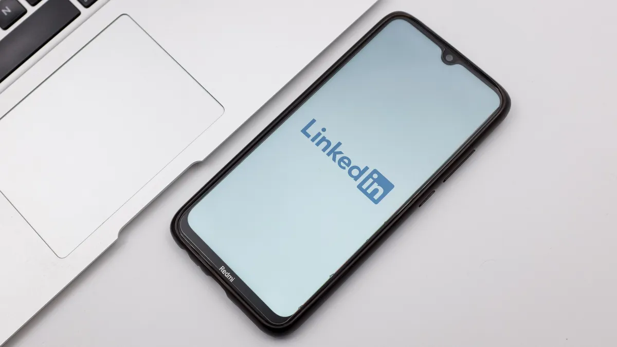 LinkedInがAI生成「スパムコンテンツ」をワンクリックで通報できる新機能を追加