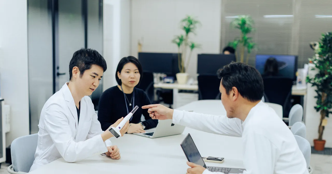 鼻腔スワブに別れを告げる！日本の新デバイスが定期健康診断をより快適に