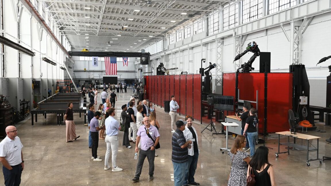 元SpaceX技術者たちがロボットによる鉄鋼製造工場を構築