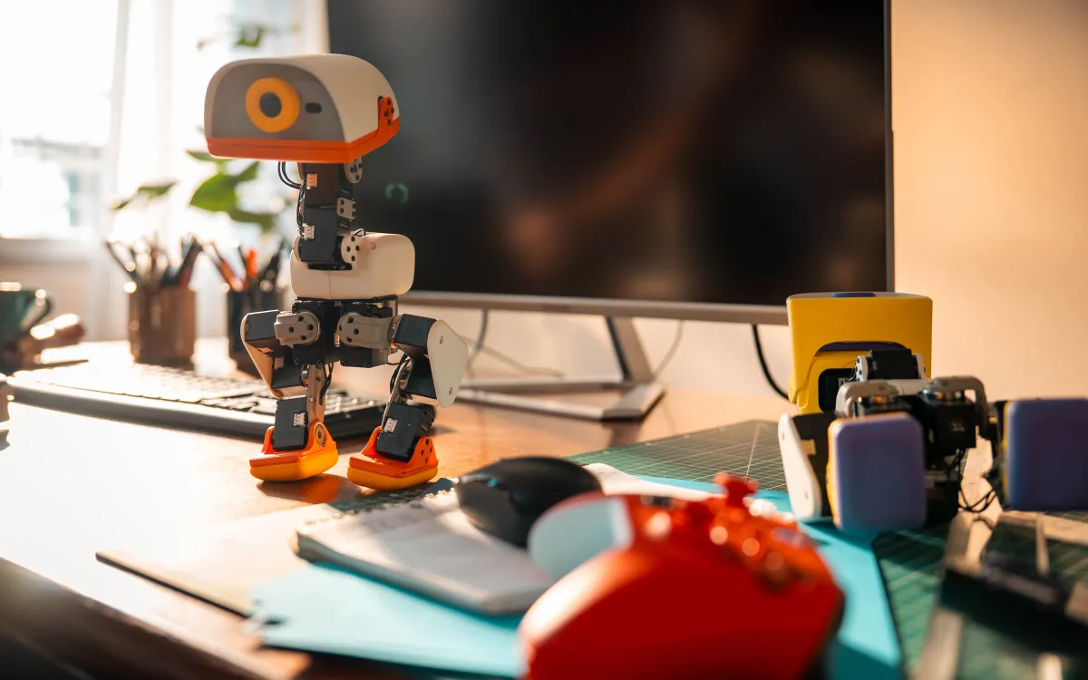 オープンソースAI企業、399ドルのかわいいアヒルロボット「Microduck」を発売