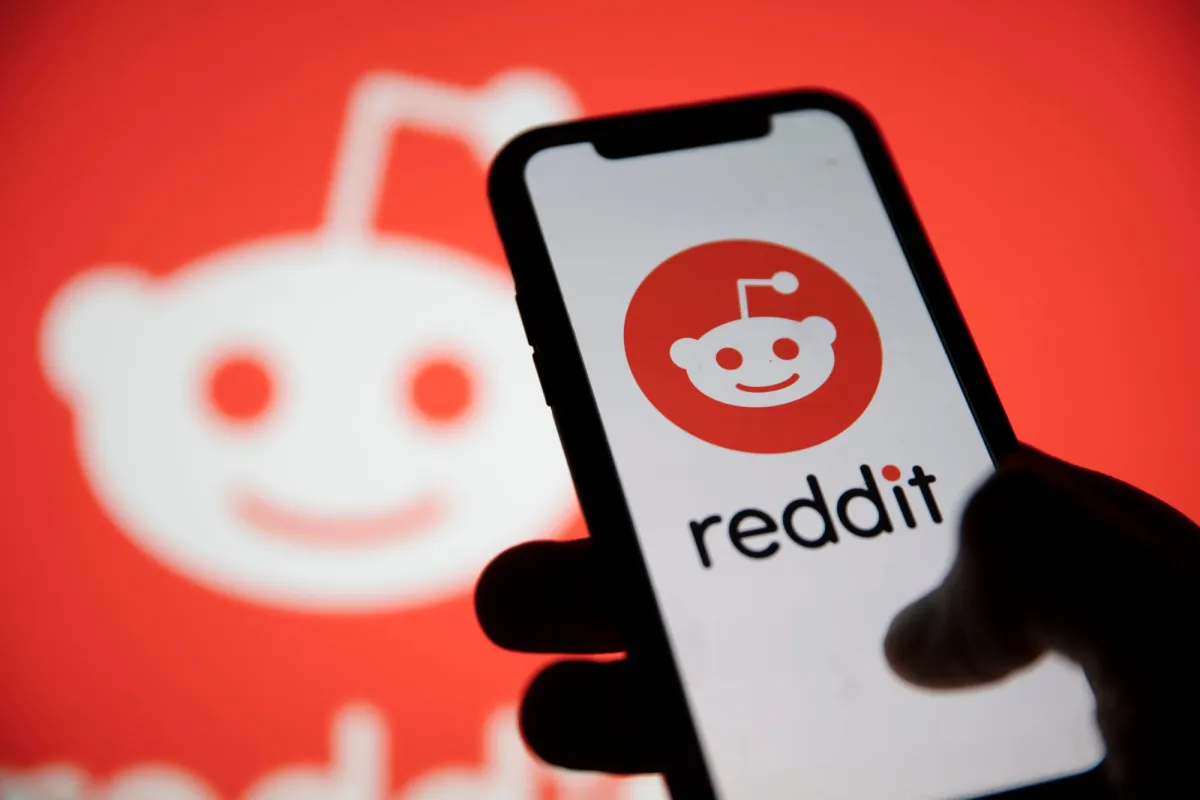 Redditがログイン体験へ転換——検索流量枯渇の中でオープンウェブが後退